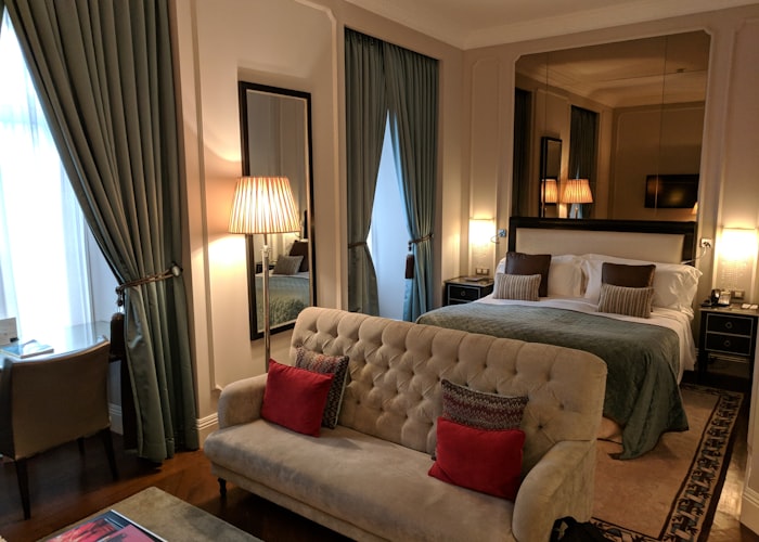 Hotelsuite mit Sofa, Bett und Spiegel nach der Reinigung