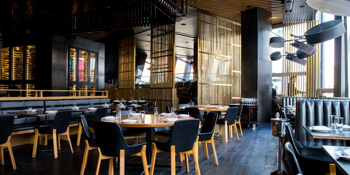 Leerer Gastraum eines Restaurants mit eingedeckten Tischen vor der Öffnung
