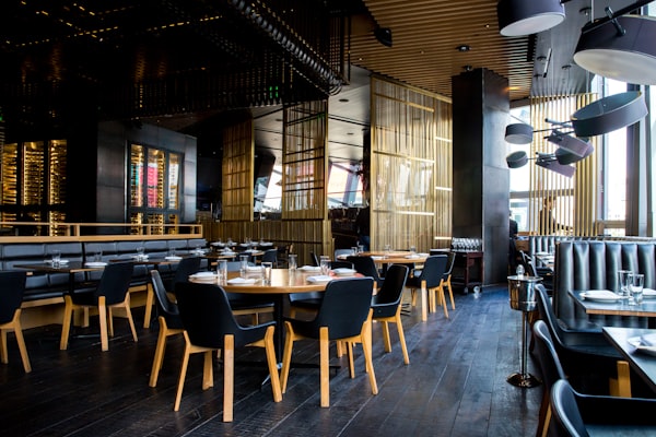 Leerer Gastraum eines Restaurants mit eingedeckten Tischen vor der Öffnung